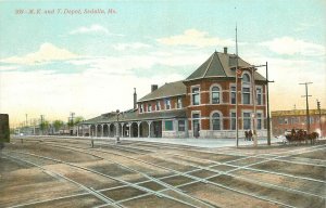 c1910 Sedalia Missouri M.K.T. Railroad Depot Elite people Postcard 25-11088