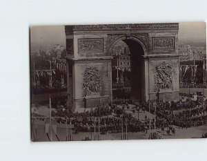 Postcard Le Défilé Souvenir des Fêtes de la Victoire Paris France