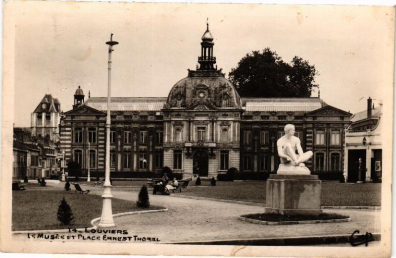 CPA LOUVIERS - Le Musée et Place Ernest Thorel (181867)