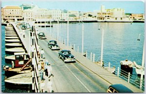 VINTAGE POSTCARD 1950s CARS TRAVERSING QUEEN EMMA BRIDGE AT WILLEMSTAD CURACAO