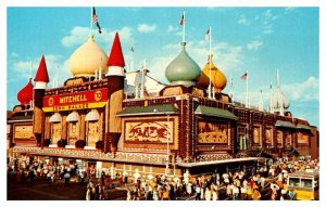 Postcard BUILDING SCENE Mitchell South Dakota SD AT6121