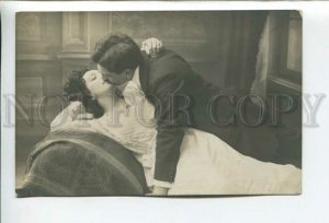 431968 RUSSIA Lovers kiss 1910 year photo RPPC postage train #3