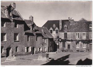 RP: LOCRONAN , France , 40-50s ; Le Bas de la place le veil Hotel et l'Auberg...