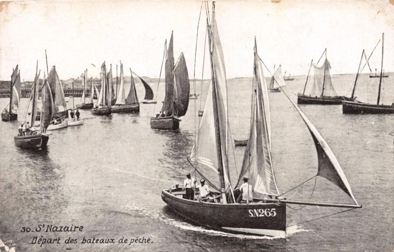 SAINT NAZAIRE FRANCE DEPART DES BATEAU DE PECHE SN265 POSTCARD