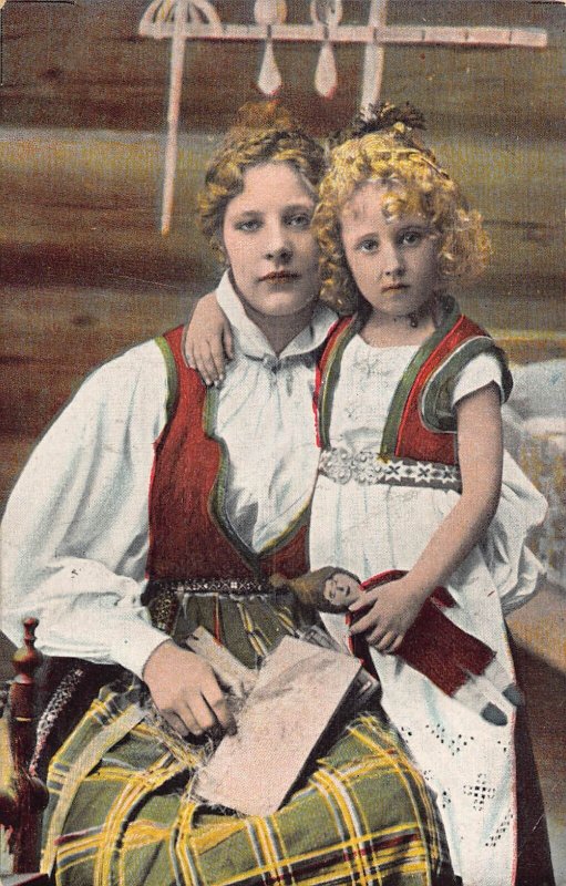 B011 Sweden Mother Girl Traditional Costume Doll Peasants Ethnic postcard