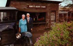 VINTAGE POSTCARD MR & MRS KNOTT AT THE OLD BERRY STAND KNOTT'S BERRY FARM CA