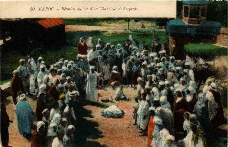 CPA AK Maroc Reunion autour d'un Charmeur de Serpents MAROC (738597)