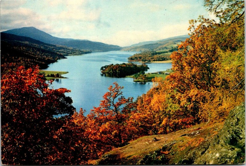 CONTINENTAL SIZE POSTCARD LOCH TUMMEL PERTHSHIRE FAMOUS QUEEN'S VIEW SCOTLAND