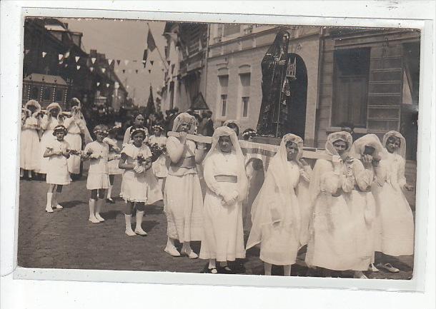 BOULOGNE-SUR-MER -dame en blanc - tres bon etat