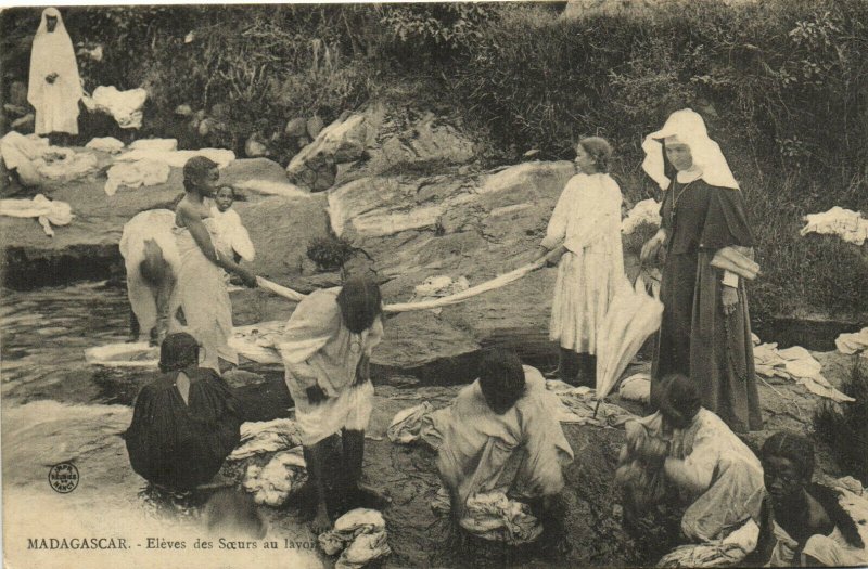 PC MADAGASCAR, ELÃVES DES SCEURS AU LAVOIR, Vintage Postcard (b31290)