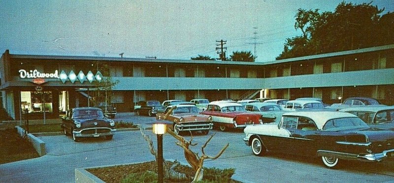 Postcard  Early View of Driftwood Motel in Denver, CO.    R2