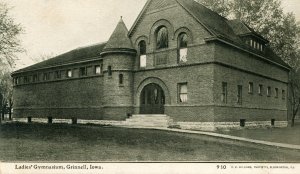 Postcard Early View of Ladies Gymnasium in Grinnell, IA.    P5