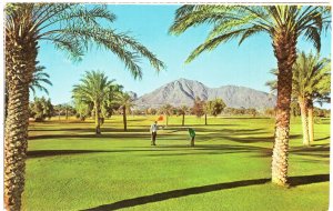 US    PC3122  GOLFING AT CAMELBACK MOUNTAIN, AZ
