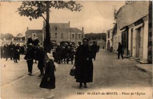 CPA St-JEAN-de-MONTS - Place de l'Église (297840)