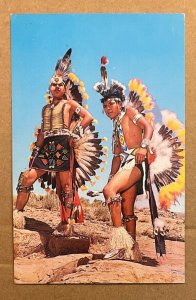 VINTAGE POSTCARD UNUSED - NATIVE AMERICANS IN FULL DRESS