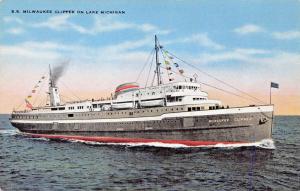 S S MILWAUKEE CLIPPER ON LAKE MICHIGAN POSTCARD 1940s