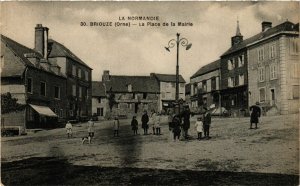 CPA Briouze - La Place de la Mairie (259353)