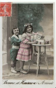 Children Postcard - Boy and Girl With Gifts - Ref TZ4609