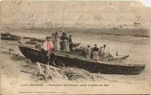 CPA ARCACHON-Parqueurs détroquant leurs huitres sur bac (27950)