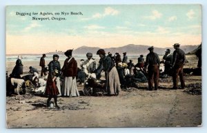 NEWPORT, OR Oregon ~ NYE BEACH Scene CROWD DIGGING for AGATES c1910s Postcard