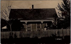 1910 QUAINT COTTAGE PRETTY LADY IN APRON ON PORCH RPPC POSTCARD 36-196