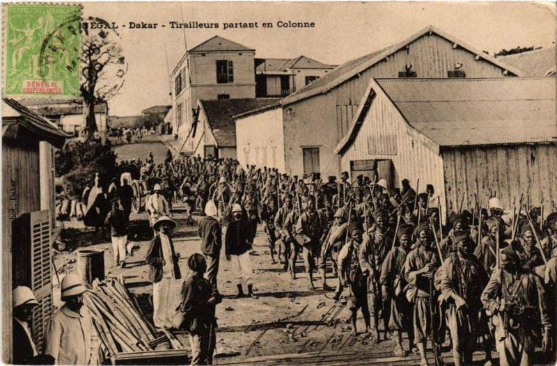 CPA Fortier DAKAR Tirailleurs partant en Colonne SÉNÉGAL (670677)