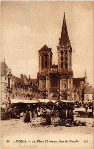 CPA LISIEUX - La Place Thiers un jour de Marché (475569)