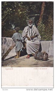 Tanger , Morocco , 00-10s ; L'arabe a la couleuvre