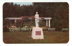 NE - Lincoln. Antelope Park, Pioneer Mother Statue in Memory Garden