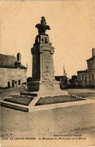 CPA Le Lion-D'ANGERS - Le Monument des Morls place de la Mairie (253733)