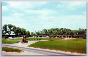 Roadside View~Lexington Kentucky~Motor Inn Inc Entrance & Sign~Vintage Postcard