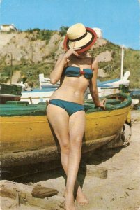 Pin Up Lady.  Ona boat Modern Spanish postcard