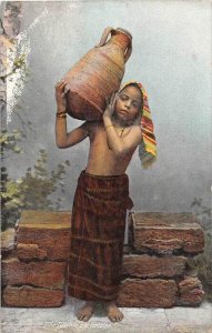 Egypt  Fille fellahin a la fontaine. Child   carrying water   jug