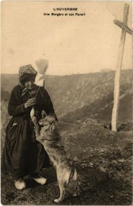 CPA Auvergne - Une Bergere et son Favori (72913)