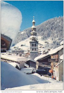 France La Clusaz Le Clocher et le Village blottis sous la neige