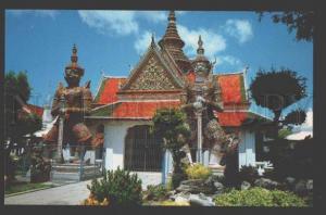 109155 THAILAND BANGKOK Two Giants standing on grounds Temple