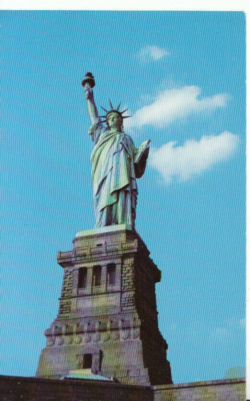 America Postcard - Statue of Liberty on Liberty Island in New York Bay - 15882A