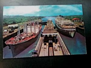 Postcard Gatum Locks , Panama Canal    Z2