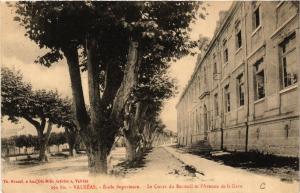 CPA VALREAS - École Superieure - Le Cours du Berteuil et l'Avenue (511685)