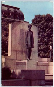 Postcard - Lincoln at front of State Capitol Building - Springfield, Illinois