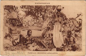 PC MADAGASCAR FAMILLE INDIGENE ANALAROA ETHNIC NUDE (a26741)