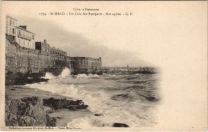 CPA SAINT-MALO Un Coin des Remparts - Mer Agitee (1251807)