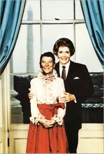 Postcard Ian Martin - Ronald and Nancy Reagan switched bodies