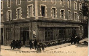 CPA LA ROCHE-sur-YON - Un coin de la Place d'Armes - Le Grand (297668)