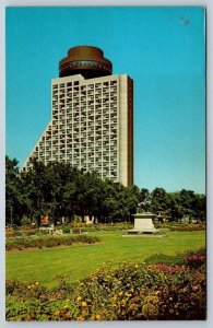 Plains of Abraham, Hôtel Loews Le Concorde, Quebec, Vintage 1984 Chrome Postcard