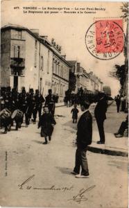 CPA Vendée - LA ROCHE-sur-YON - La rue Paul-Baudry - Le Regiment qui (297956)