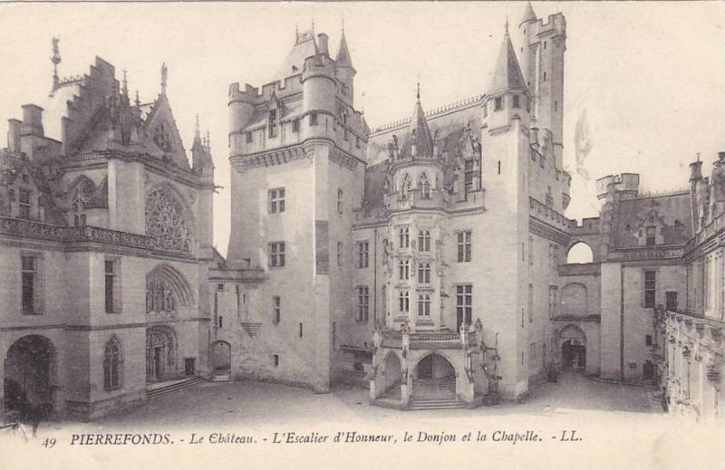 Le Chateau L Escalier D Honneur Le Donjon Et La Chapelle Pierrefonds Oise Hippostcard