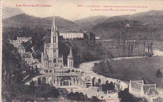 France Lourdes Vue Plongeante sur l'Esplanade La Basilique et la Vallee ...