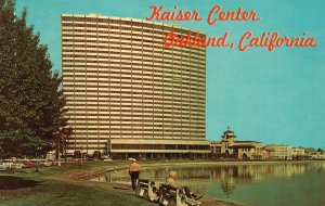 Vintage Postcard Kaiser Center Facing Lake Merritt Office Building Oakland CA