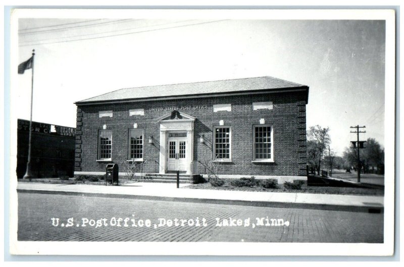 c1940 US Post Office Exterior Building Detroit Lakes Minnesota Vintage Postcard